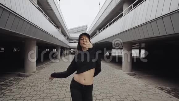 年轻女子跳舞在停车场用手表演现代时尚舞蹈现代自由式视频的预览图