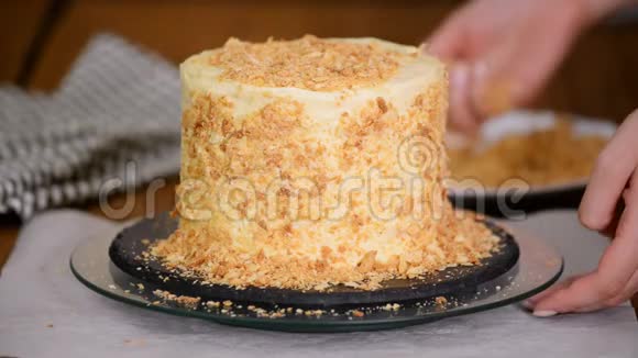 在家里的厨房里做一个拿破仑蛋糕蛋糕上撒着细碎的面包屑酥油酥视频的预览图