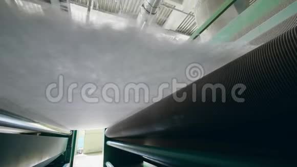 金属滚筒在工厂移动一层聚酯棒视频的预览图