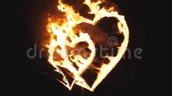 在圣瓦伦丁的节日里燃烧的心爱的象征慢动作视频的预览图