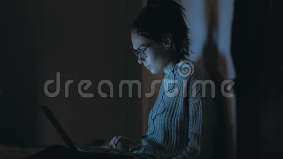 晚上在电脑工作的女性会带着耳机听音乐跳舞视频的预览图
