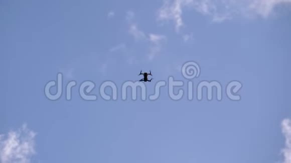 蓝天背景上一架无人驾驶飞机的剪影云在空中飞舞视频的预览图