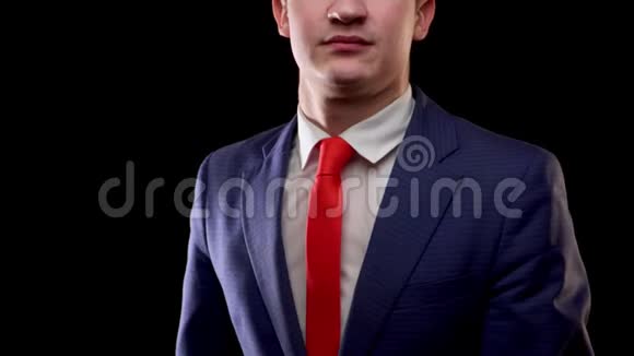 一个年轻男子穿着一件简单的蓝色西装白色衬衫和红色拳击手套神情平静而自信准备进攻视频的预览图