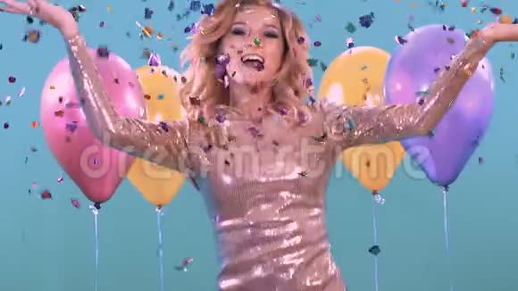 糖果和饼干在金发女郎身上爆炸她正在庆祝她的生日乐趣视频的预览图