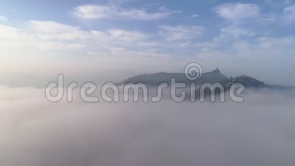 云山鸟瞰山顶宫殿视频的预览图