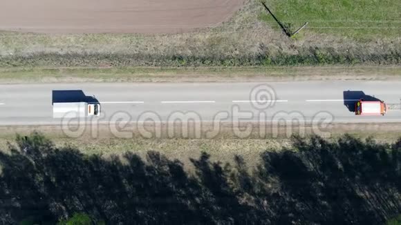 红色的汽车用白色油漆标记道路上的道路视频的预览图