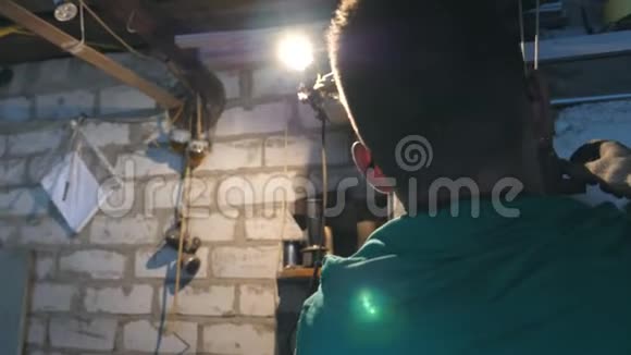 男性机械师修理汽车细节工人在车库或车间工作努力工作的观念后退视频的预览图