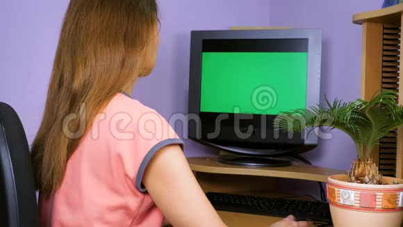 一个年轻的女人看着监视器高兴地拍手视频的预览图