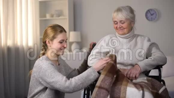 孙女用毛毯覆盖残疾奶奶照顾和支持视频的预览图