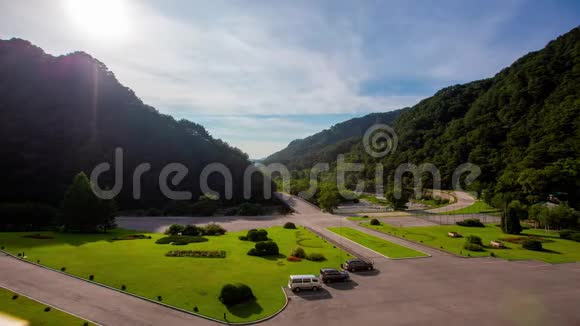 从北朝鲜梅扬山五星级汉桑上里拉酒店阳台上的山景视频的预览图