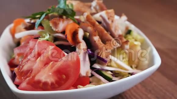 鸡肉沙拉快餐菜单相机绕圈视频的预览图