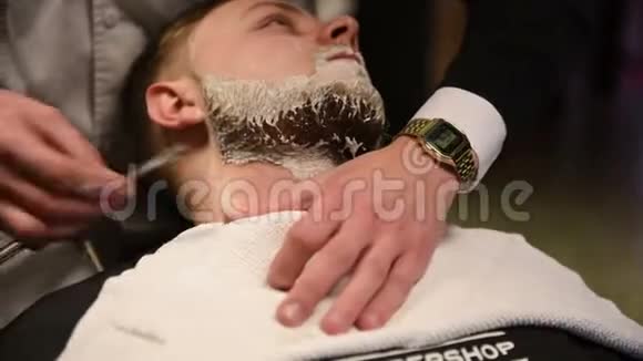 男人在理发店或发廊发型和理发梳胡子理发店男理发师在做视频的预览图