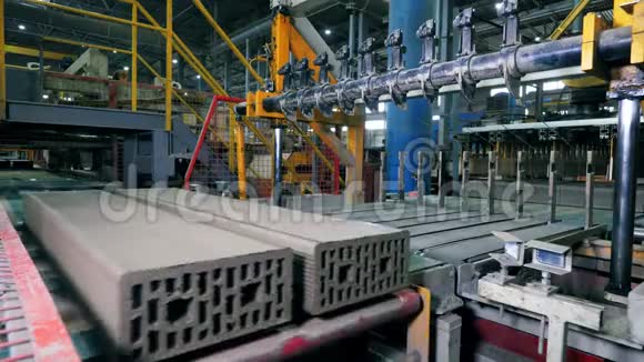 砖块在工厂的生产线上移动视频的预览图