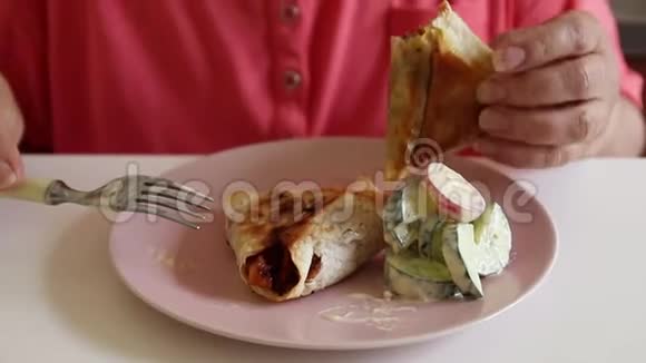 女人吃沙拉和不健康的油炸食品吃食物视频的预览图