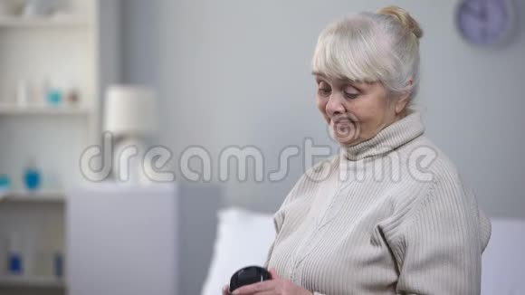 美丽的老年妇女涂皮粉不愿吃药视频的预览图