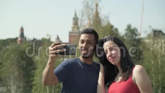 俄罗斯莫斯科一对快乐的游客自拍视频的预览图