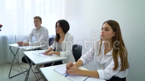 青年教师在课堂上教授学生并发放任务卡视频的预览图