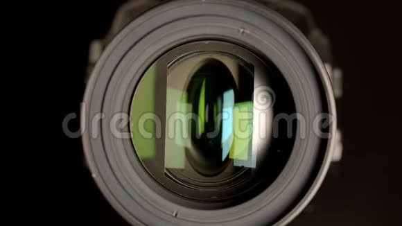 特写镜头的目标相机与绿色反射在它隔离在黑色视频的预览图