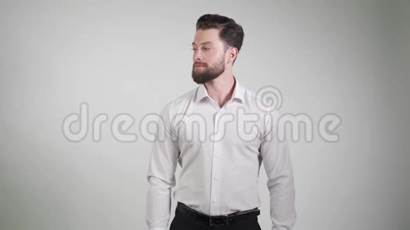年轻快乐的留胡子的男人用手做手势并表现出平衡怎么选择视频的预览图