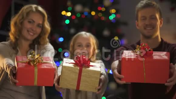 幸福的家庭收到圣诞礼物树和灯发光梦想成真视频的预览图