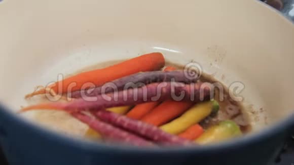 胡萝卜加入融化的黄油视频的预览图