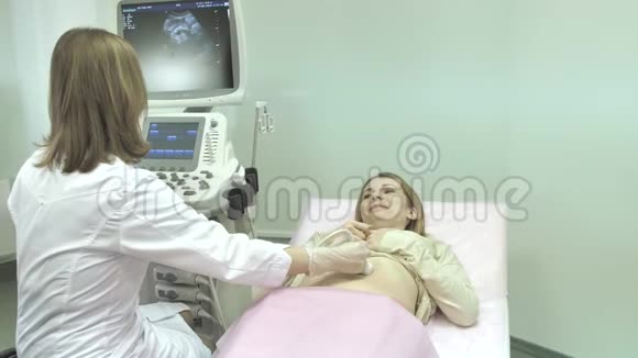 超声检查医生检查腹部面积现代医疗设备视频的预览图