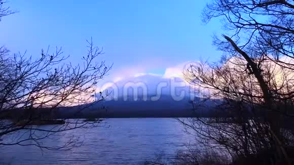 科马加泰克山和奥努马湖上空的日落天空彩云运动视频的预览图