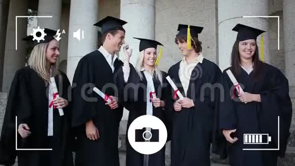 用数码相机拍摄毕业学生的照片视频的预览图