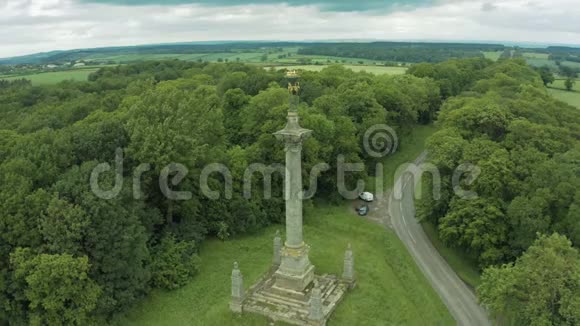 4英国北约克郡约克郊外的第七位卡莱尔伯爵的高大纪念碑的空中镜头视频的预览图