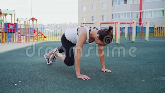 运动妇女进行登山运动那个女孩在街上参加体育活动视频的预览图