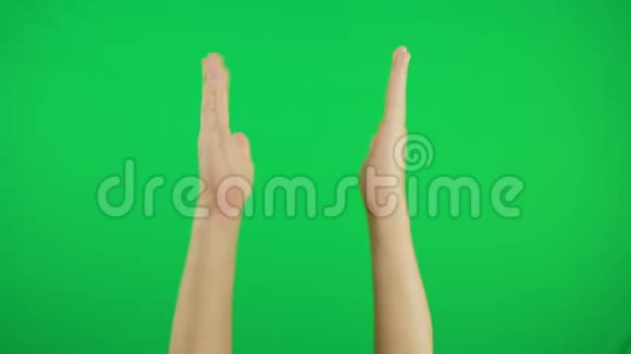 掌声拍手手势包铬键人双手特写隔离在绿色屏幕背景视频的预览图