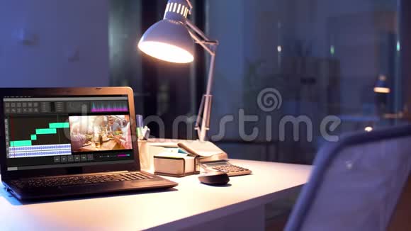 夜间办公室笔记本电脑视频编辑程序视频的预览图