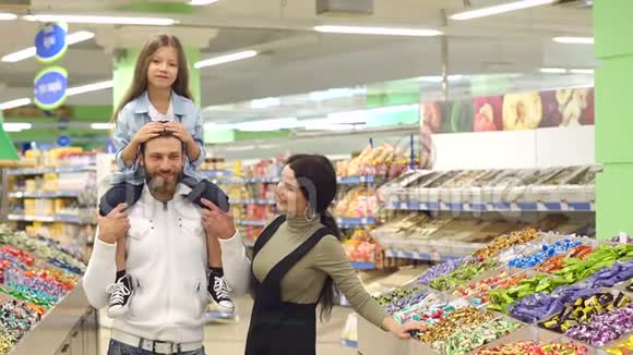 一家人在超市的画像孩子坐在父亲的肩上视频的预览图