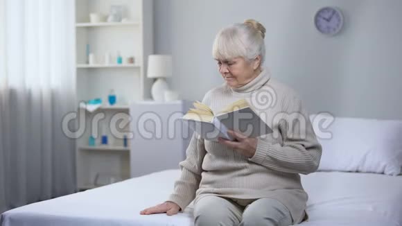 老年妇女拿着书问护士眼镜视力问题健康视频的预览图