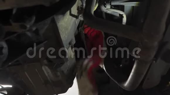 汽车修理工修理电梯上的汽车视频的预览图
