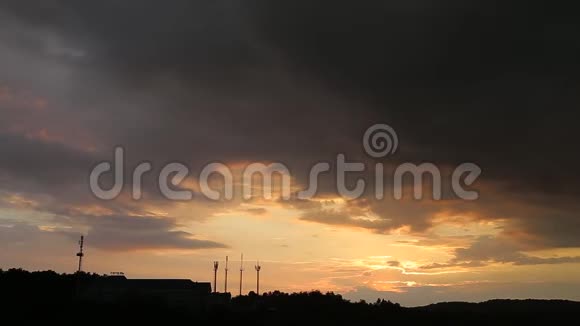 时间流逝雨云关闭天空开始下雨日落视频的预览图