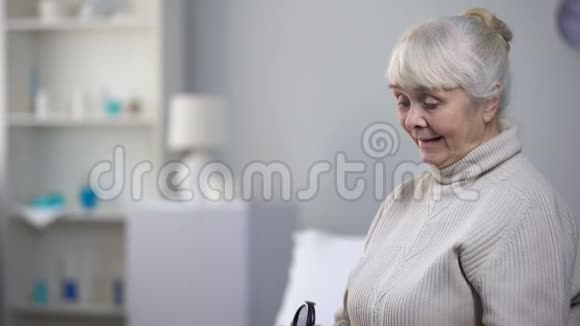 优雅的老妇人在养老院里涂皮粉拒绝吃药视频的预览图