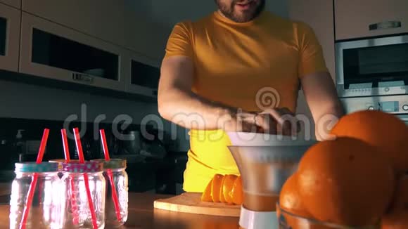 用榨汁机榨出新鲜橙汁的人视频的预览图