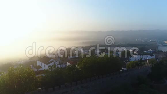 清晨雾蒙蒙的鸟瞰葡萄牙传统小镇视频的预览图