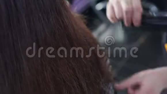 女孩梳着一头漂亮的深色长发用剪刀特写剪下视频的预览图