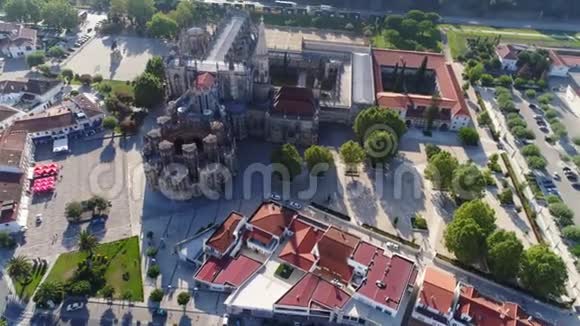 在典型的葡萄牙小镇的修道院上空飞行视频的预览图