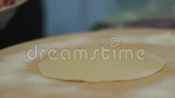在薄卷的面团中加入一个金属勺子烹饪烘焙视频的预览图