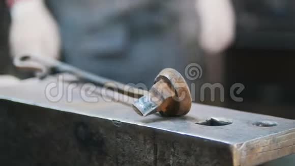 铁匠在铁砧附近工作一些工具的特写镜头视频的预览图