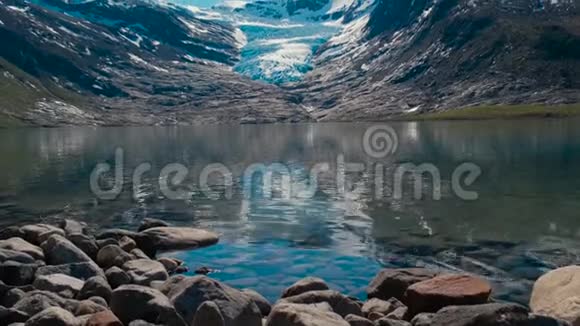 挪威斯瓦尔蒂森冰川融化背景下的透明冰川湖视频的预览图