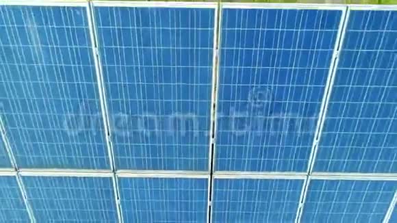 太阳能电池板的空中俯视农场太阳能电池与阳光无人机飞越太阳能电池板领域可再生绿色视频的预览图
