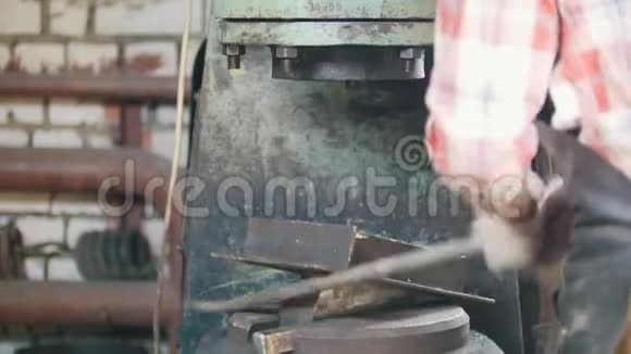 铁匠在铁砧附近用电锤工作准备视频的预览图