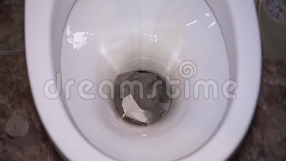 卫生纸上的水被冲洗到厕所特写镜头视频的预览图