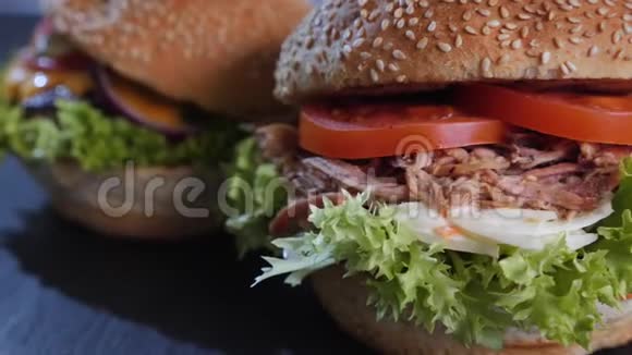 三个美味的汉堡包在盘子上旋转视频的预览图