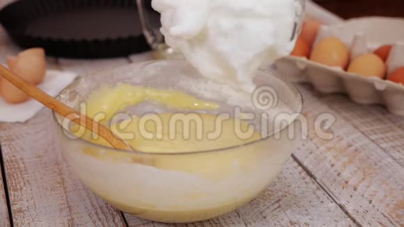 在海绵蛋糕配料中加入蛋清鞭子视频的预览图