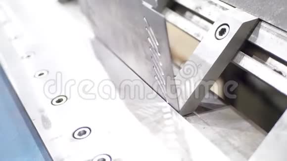 工人在工业机器上弯曲金属板视频的预览图